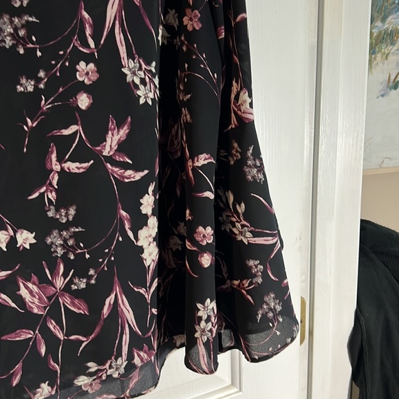 Pretty black with purples blouse - Picture 5 of 5